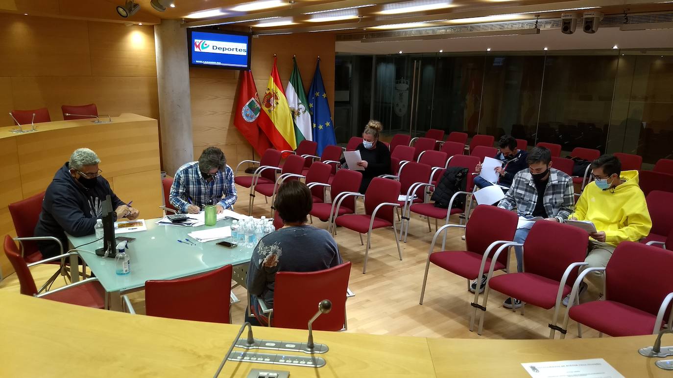 Reunión del jurado para determinar el logotipo ganador.