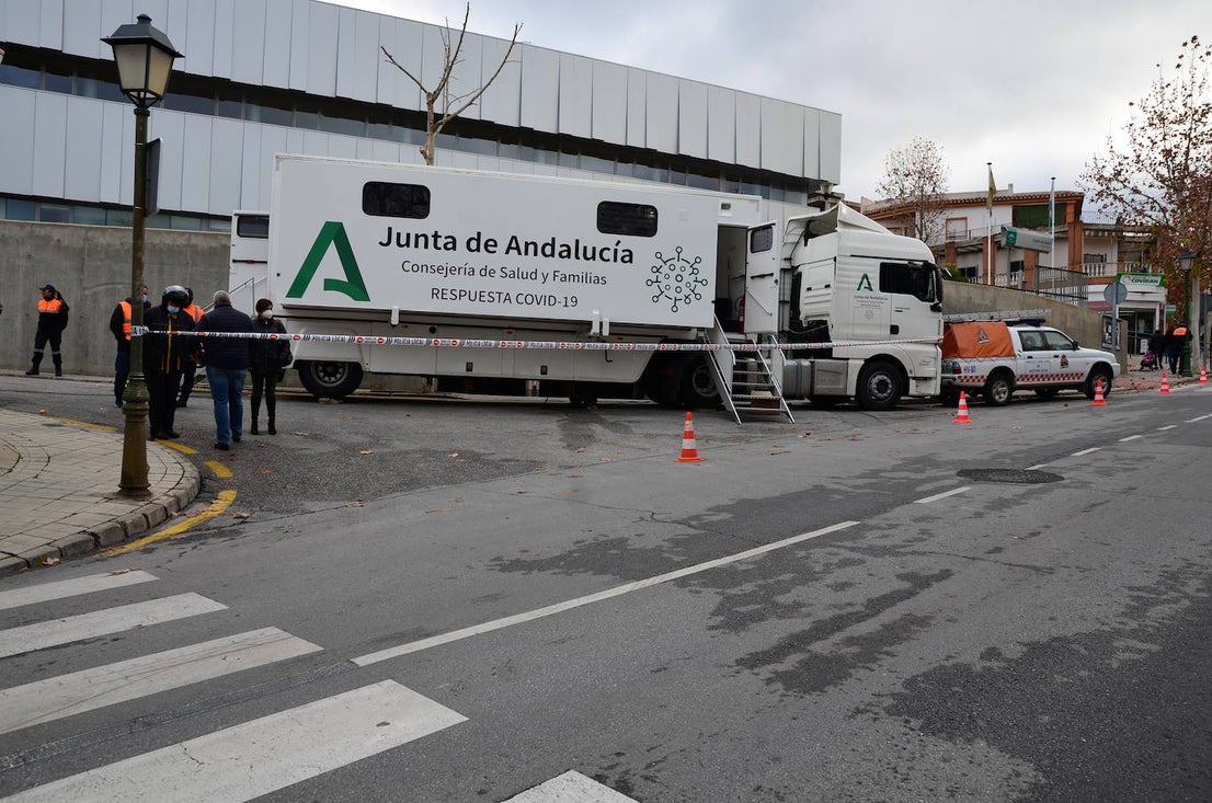 Fotos: La Junta de Andalucía instala la unidad móvil para el cribado en Huétor Vega