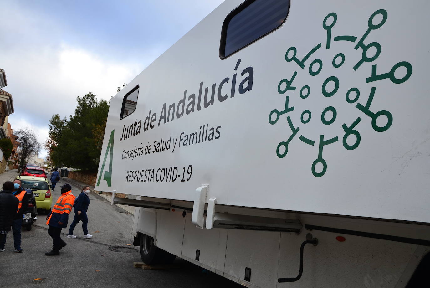 Fotos: La Junta de Andalucía instala la unidad móvil para el cribado en Huétor Vega