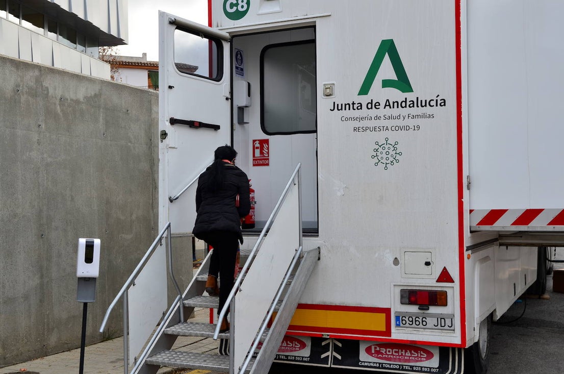 Fotos: La Junta de Andalucía instala la unidad móvil para el cribado en Huétor Vega