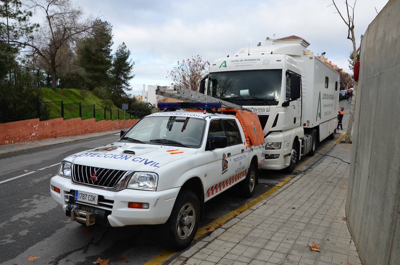 Fotos: La Junta de Andalucía instala la unidad móvil para el cribado en Huétor Vega