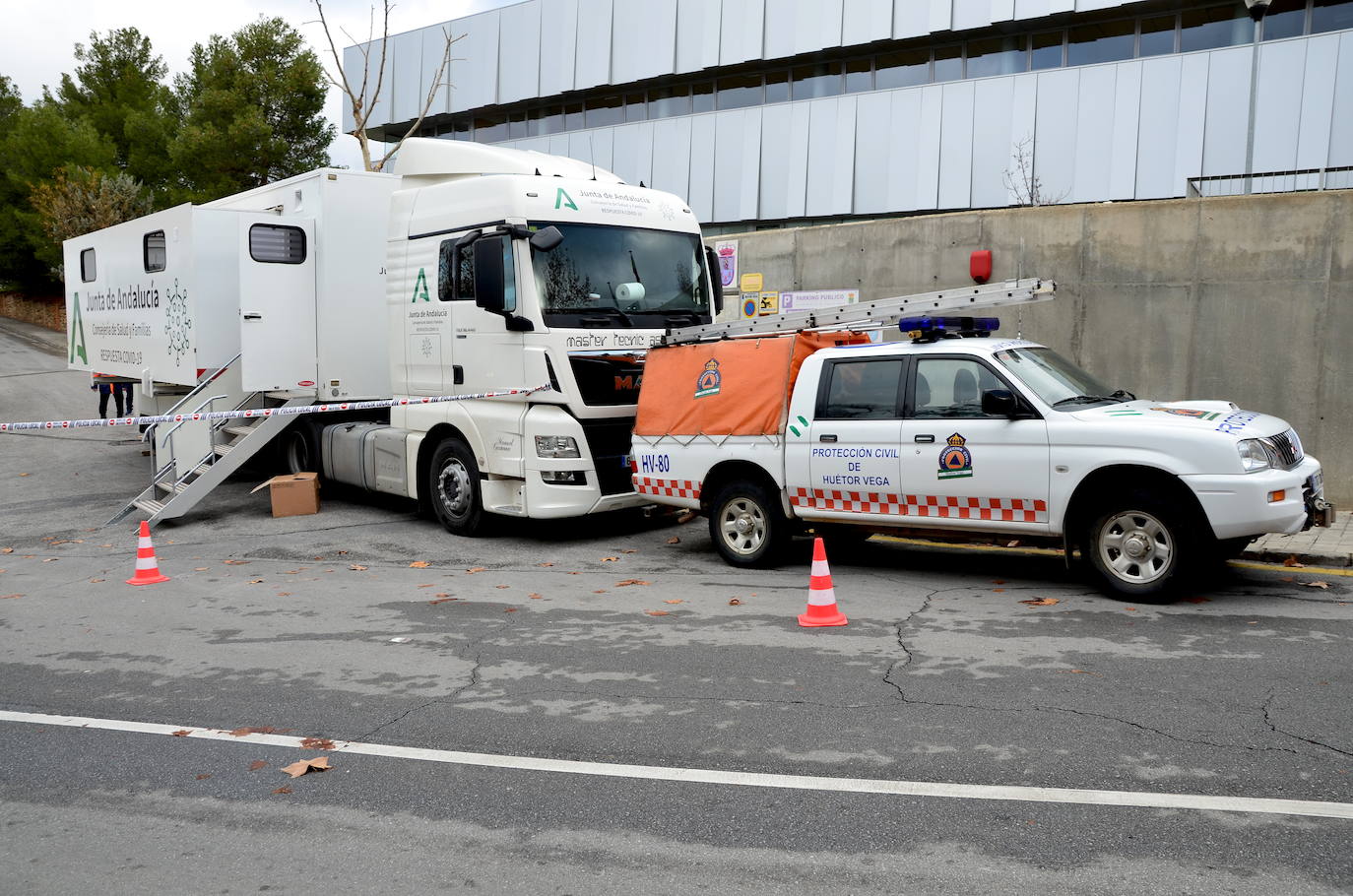 Fotos: La Junta de Andalucía instala la unidad móvil para el cribado en Huétor Vega