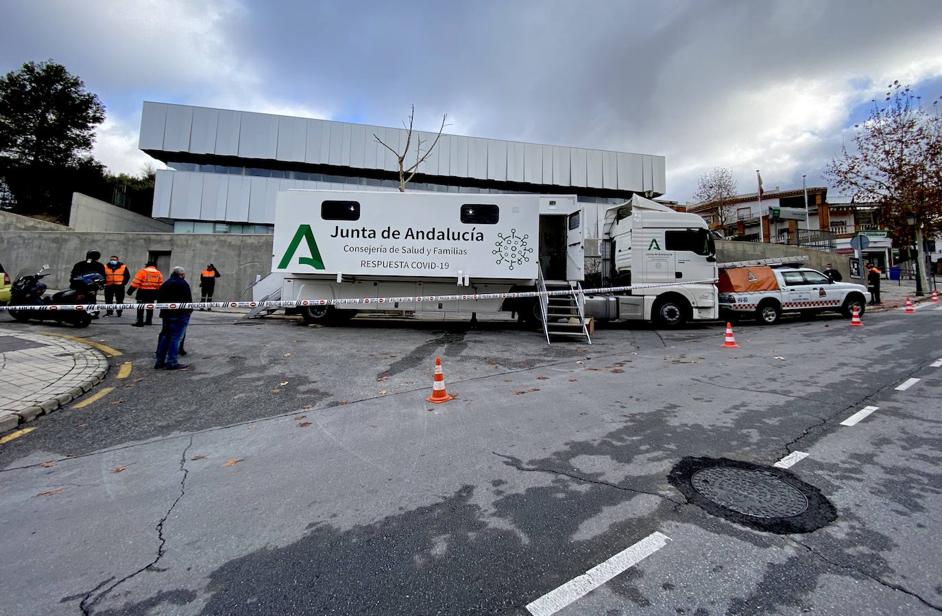 Fotos: La Junta de Andalucía instala la unidad móvil para el cribado en Huétor Vega