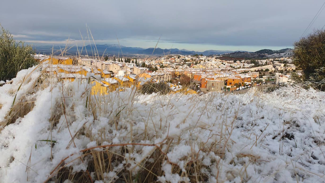 Huétor Vega amanece con un manto blanco.