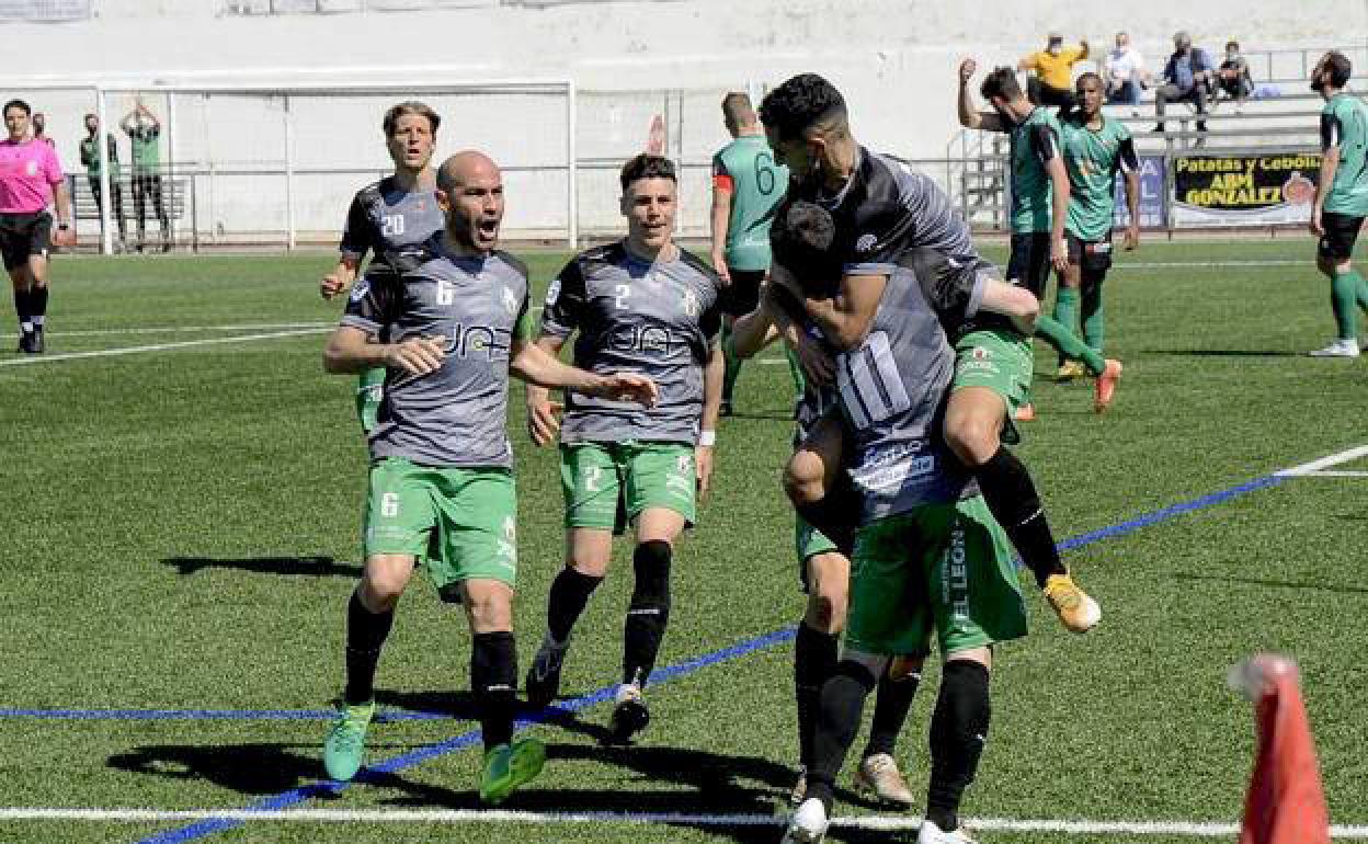 El Mancha Real celebra su gol en Las Viñas.