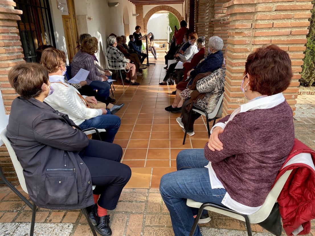 Lectura poética de la asociación de mujeres Vesci en Huerta Cercada.