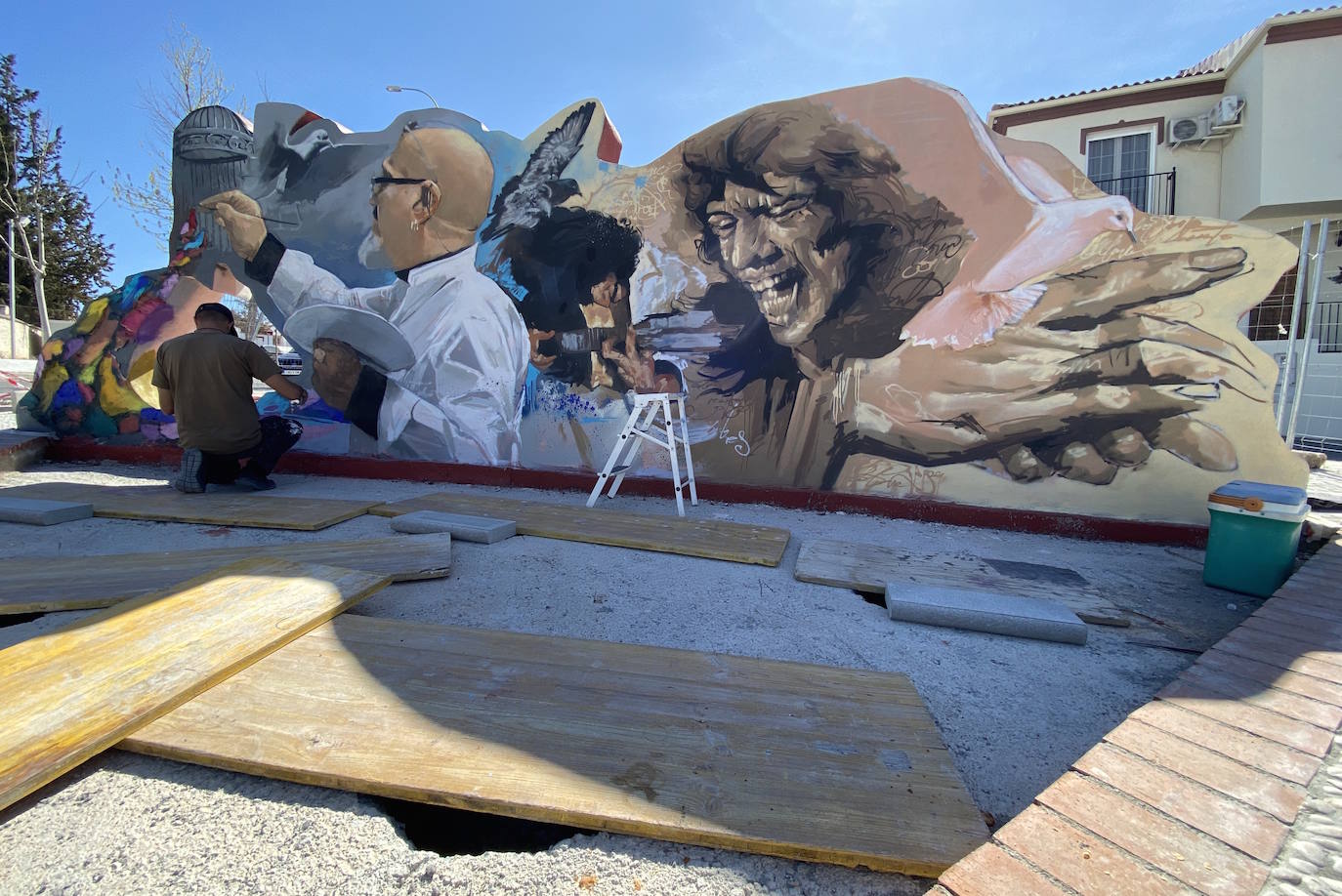 El Niño de las Pinturas, trabajando esta semana en la nueva plaza David Zaafra de Huétor Vega.