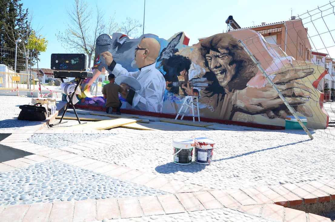 El Niño de las Pinturas, trabajando esta semana en la nueva plaza David Zaafra de Huétor Vega.