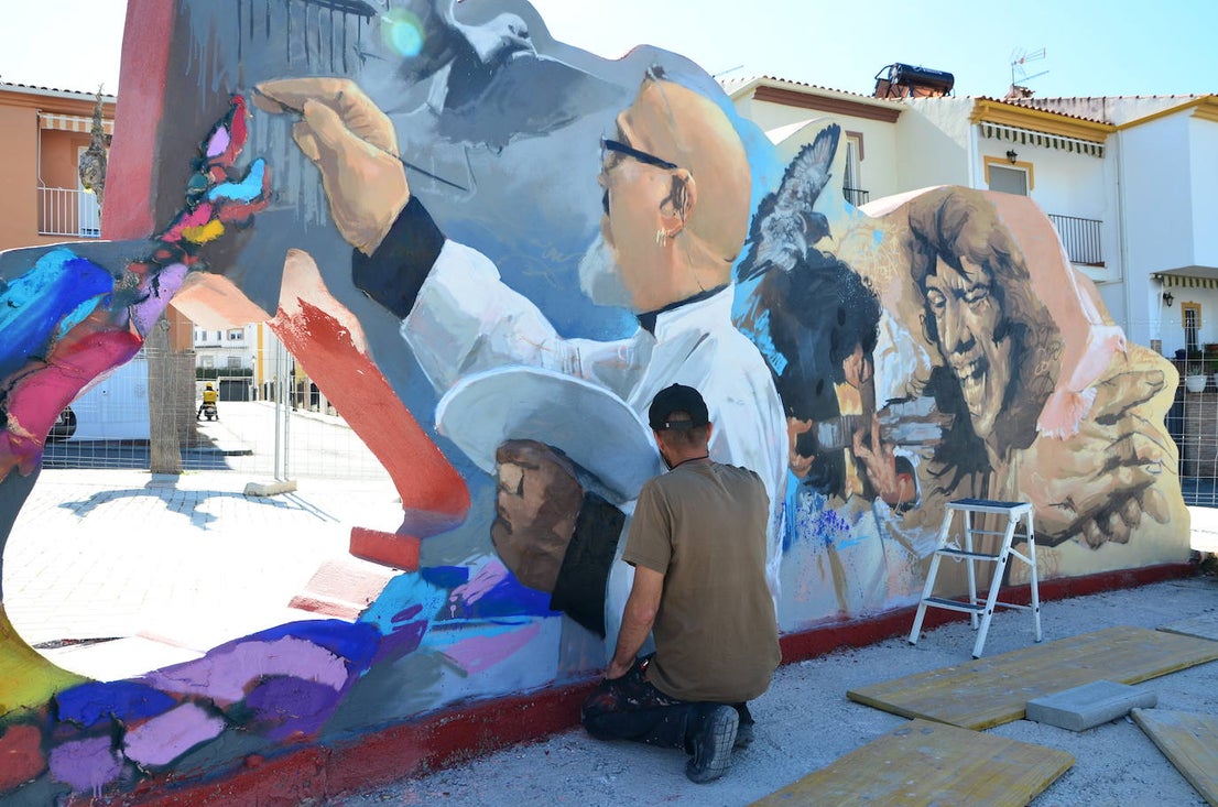 El Niño de las Pinturas, trabajando esta semana en la nueva plaza David Zaafra de Huétor Vega.