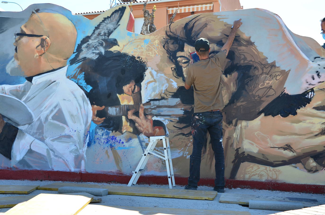 El Niño de las Pinturas, trabajando esta semana en la nueva plaza David Zaafra de Huétor Vega.