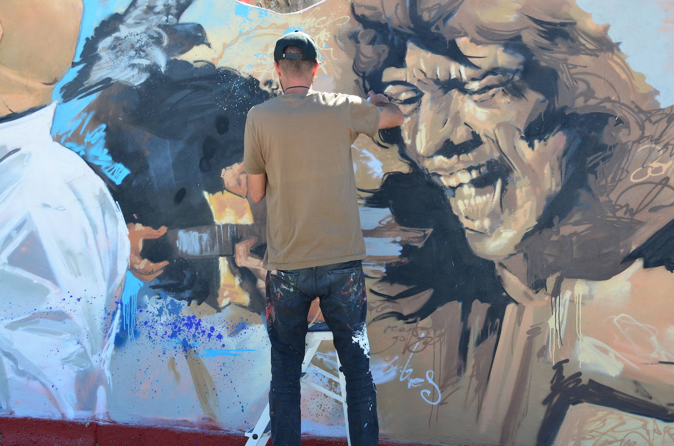 El Niño de las Pinturas, trabajando esta semana en la nueva plaza David Zaafra de Huétor Vega.