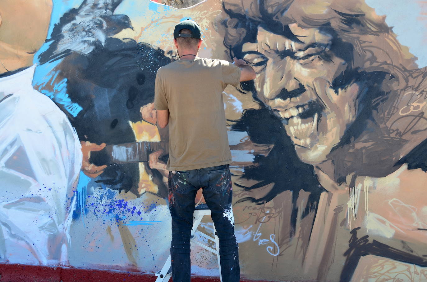 El Niño de las Pinturas, en plena faena.