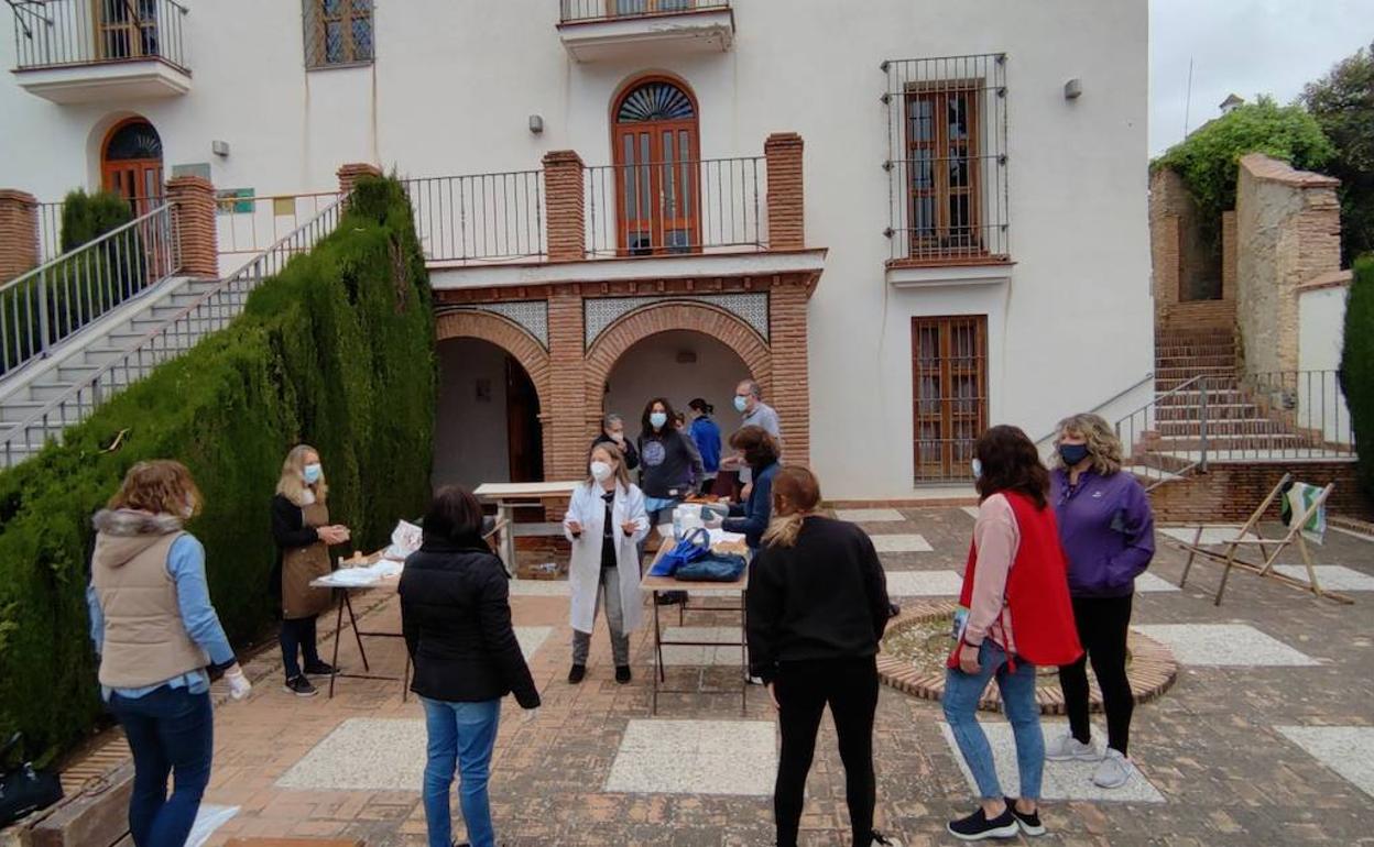 Huétor acogió un taller para dar una nueva vida a los muebles antiguos