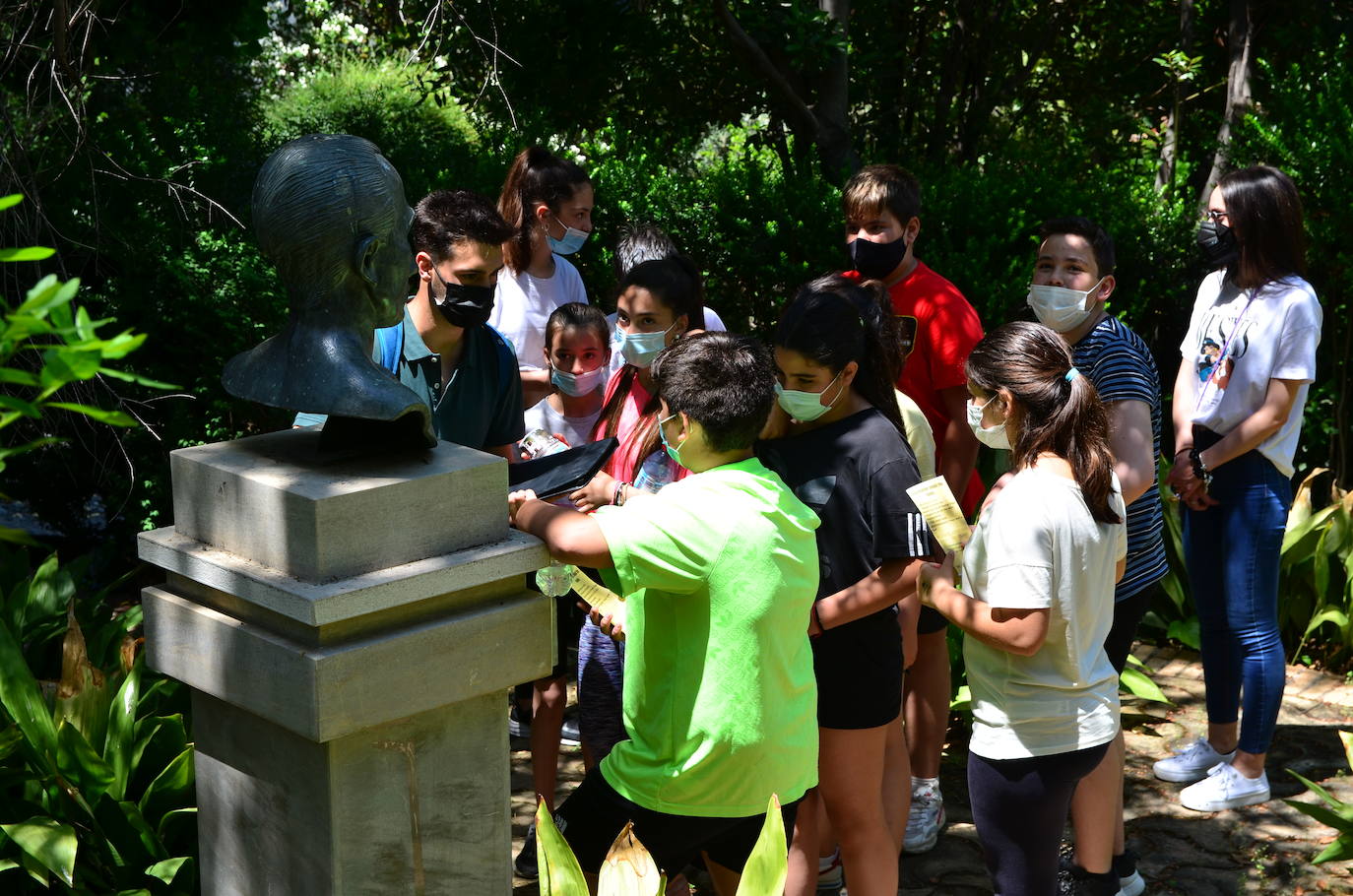 Álvaro Ruano comenta el busto del maestro Pedro Fernández Sánchez. 