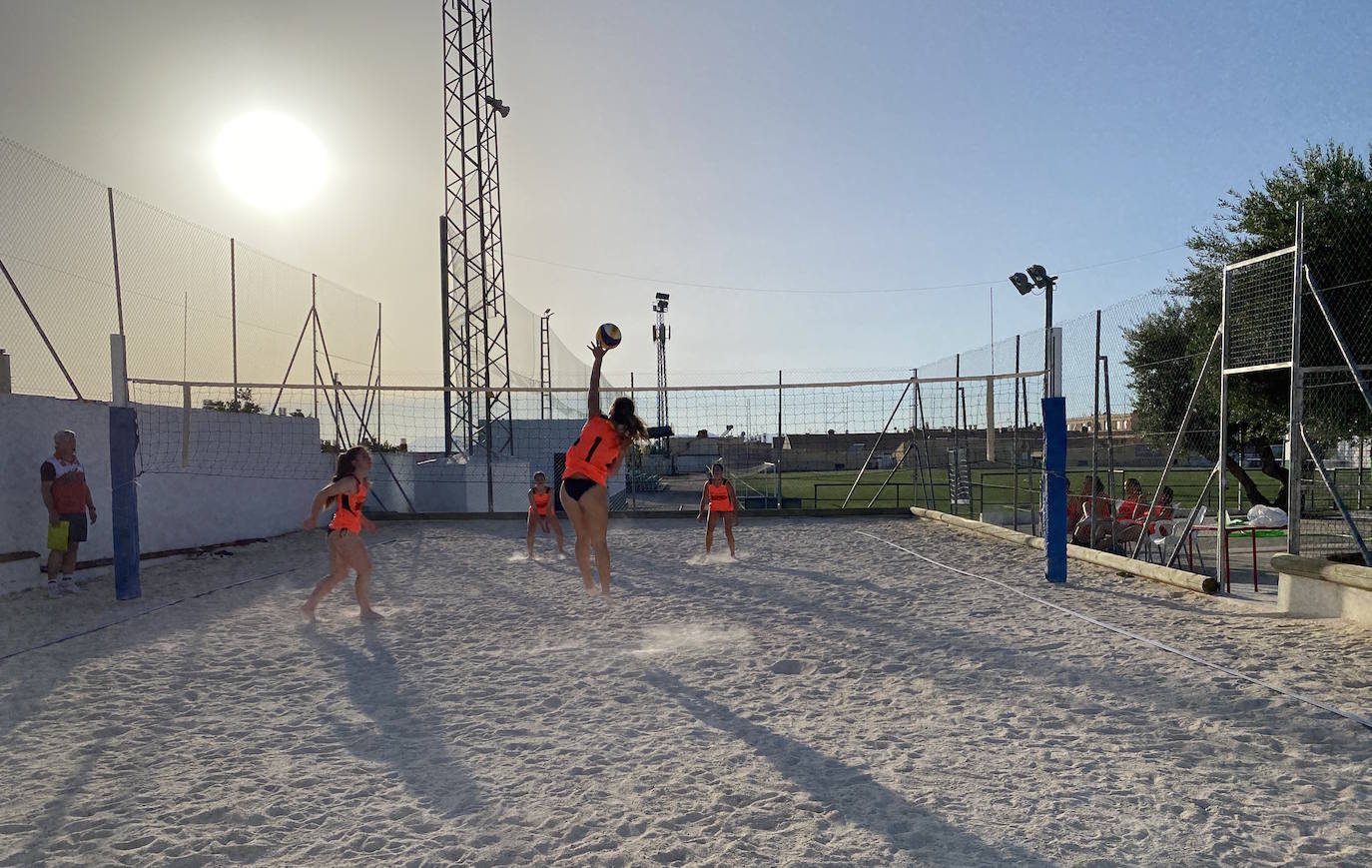 El Torneo de Vóley Playa, que se disputará cada martes de julio, comenzó con infantiles y cadetes por parejas.