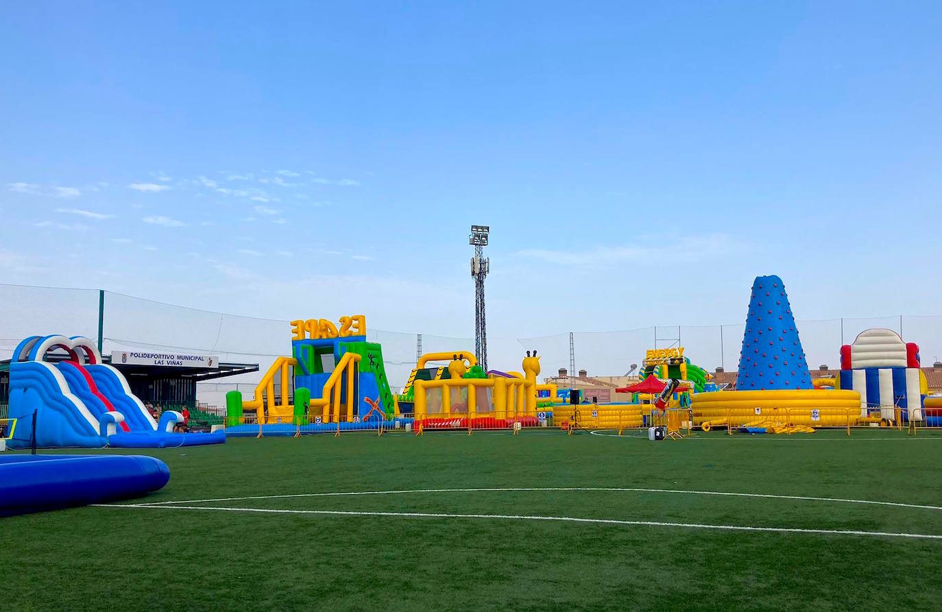 ‘DiverVega’, una iniciativa de las concejalías de Juventud y Deportes, en el campo de fútbol.