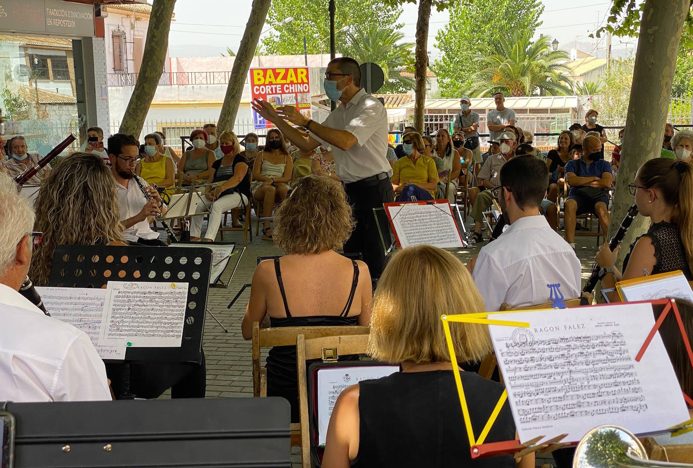 Concierto de la Banda de Música en la plaza de la Iglesia.
