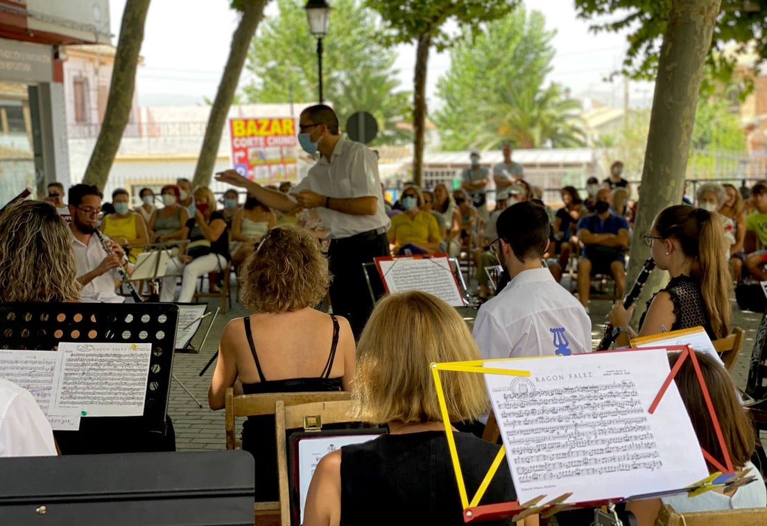 Concierto de la Banda de Música en la plaza de la Iglesia.