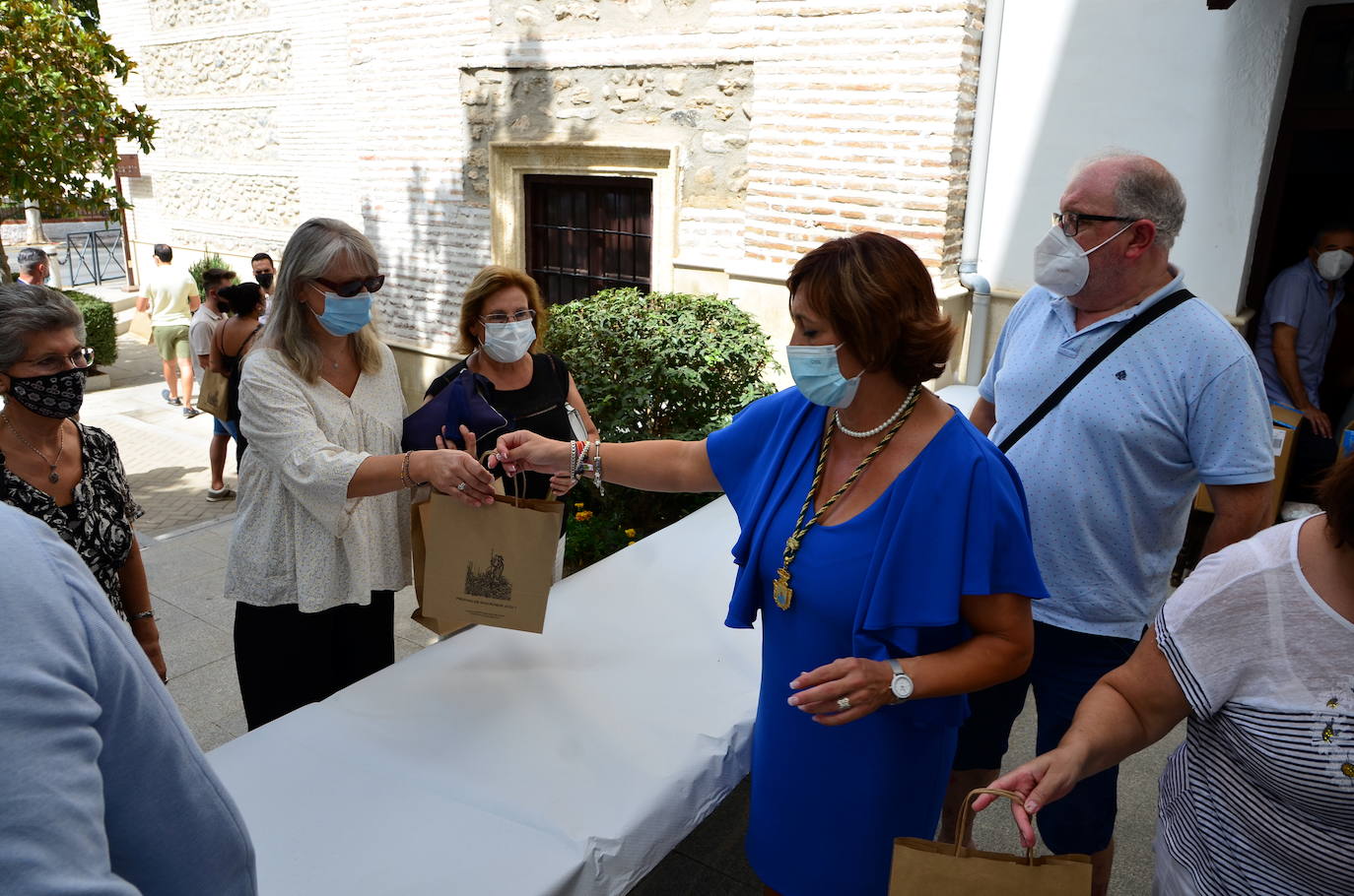 Reparto de la tradicional rosca de San Roque.