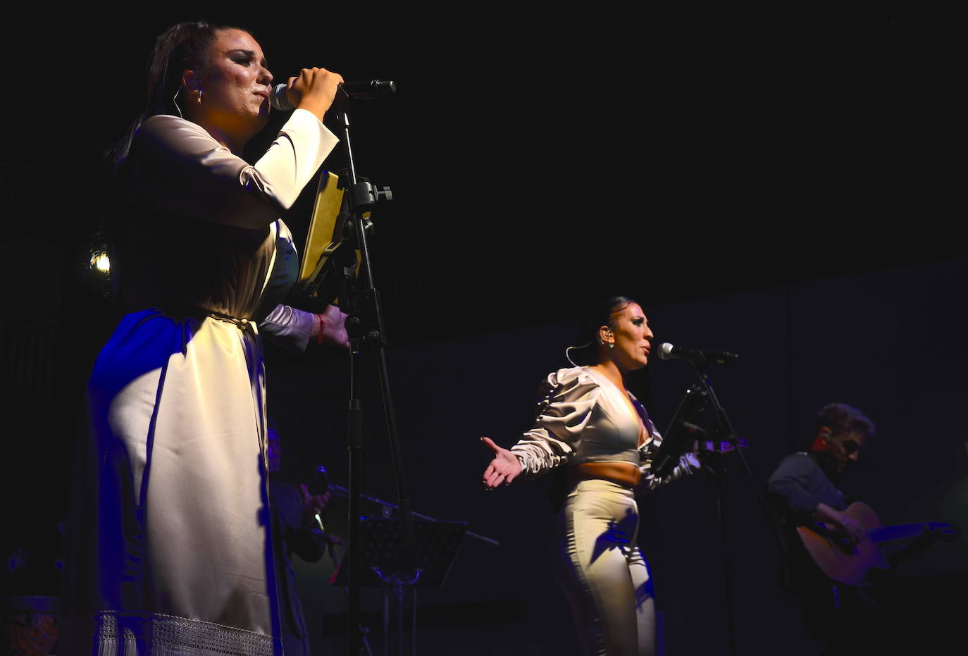 Fotos: Zoniché debutan a lo grande en Huétor Vega