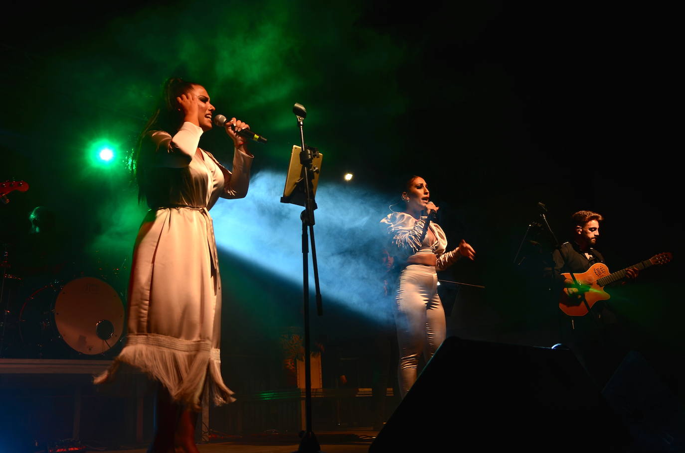 Fotos: Zoniché debutan a lo grande en Huétor Vega