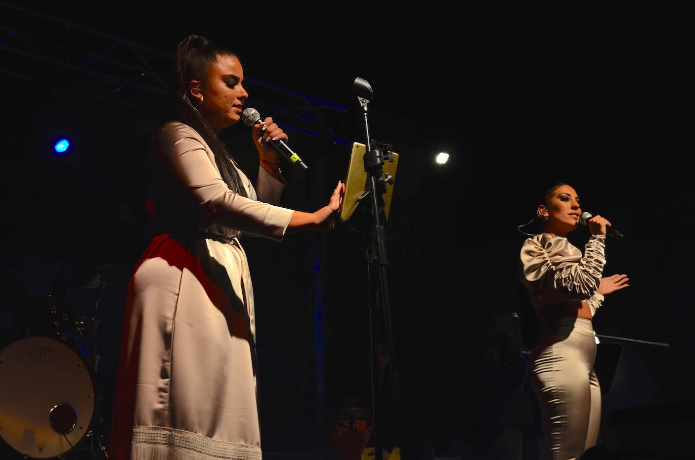 Fotos: Zoniché debutan a lo grande en Huétor Vega