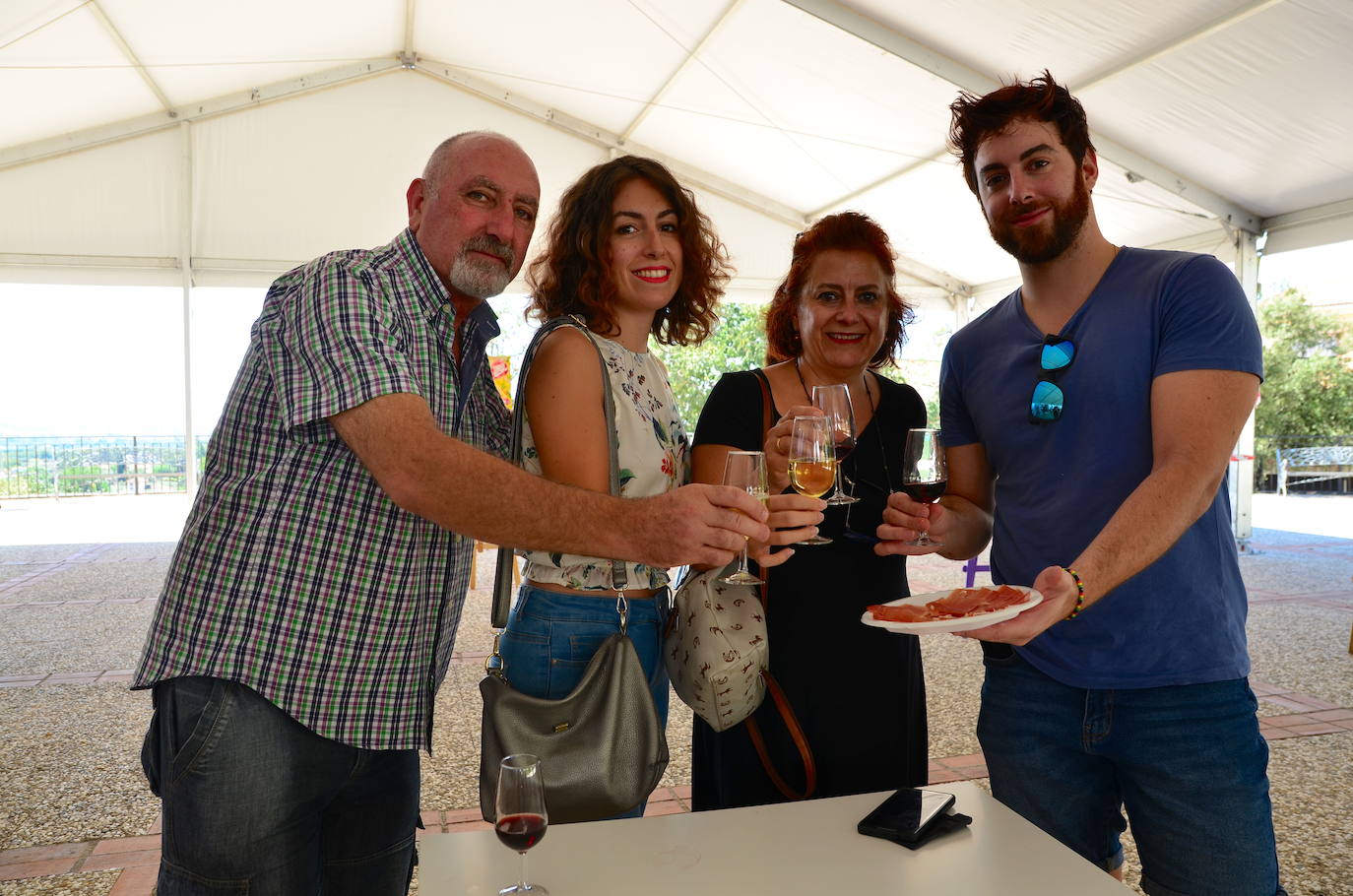 La nueva carpa de Huerta Cercada acogió una degustación de vino y jamón antes de la entrega de premios.