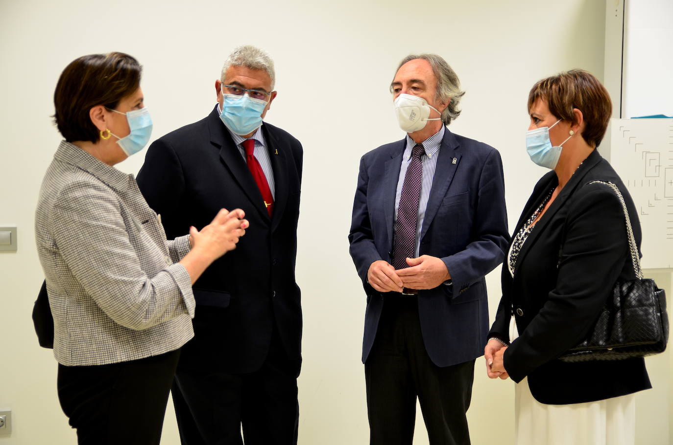 Fotos: El delegado de Salud visita el servicio de rayos X del centro médico de Huétor Vega