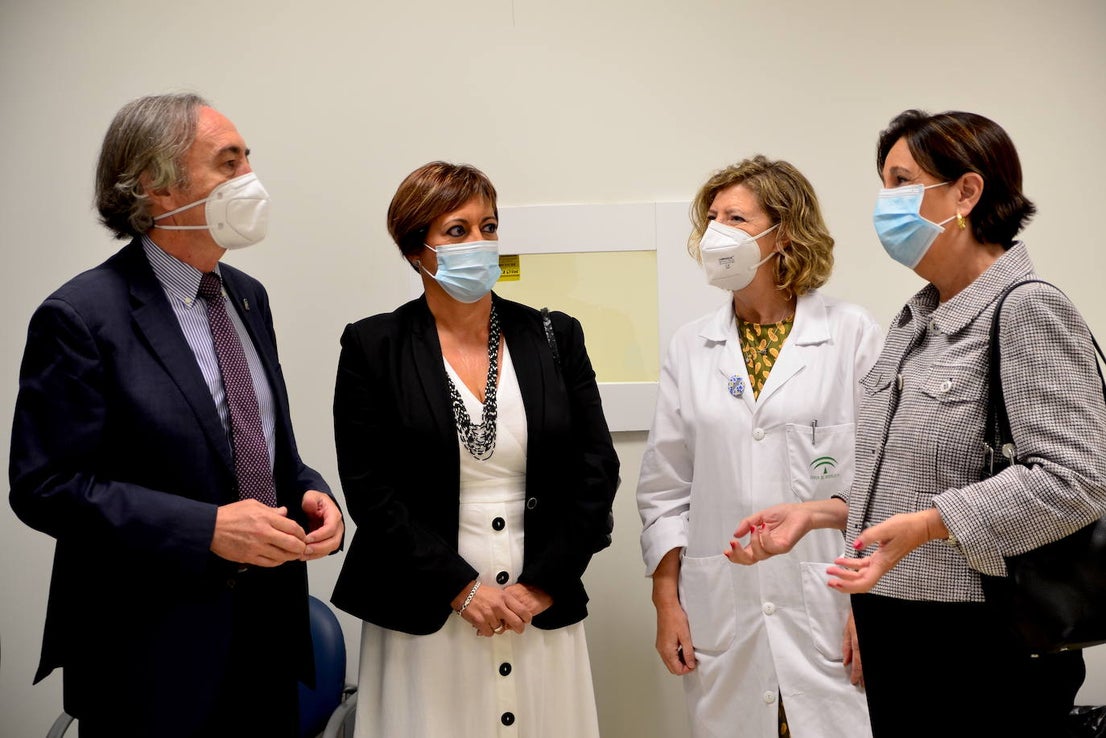 Fotos: El delegado de Salud visita el servicio de rayos X del centro médico de Huétor Vega