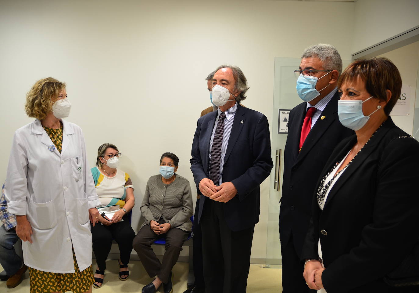Fotos: El delegado de Salud visita el servicio de rayos X del centro médico de Huétor Vega
