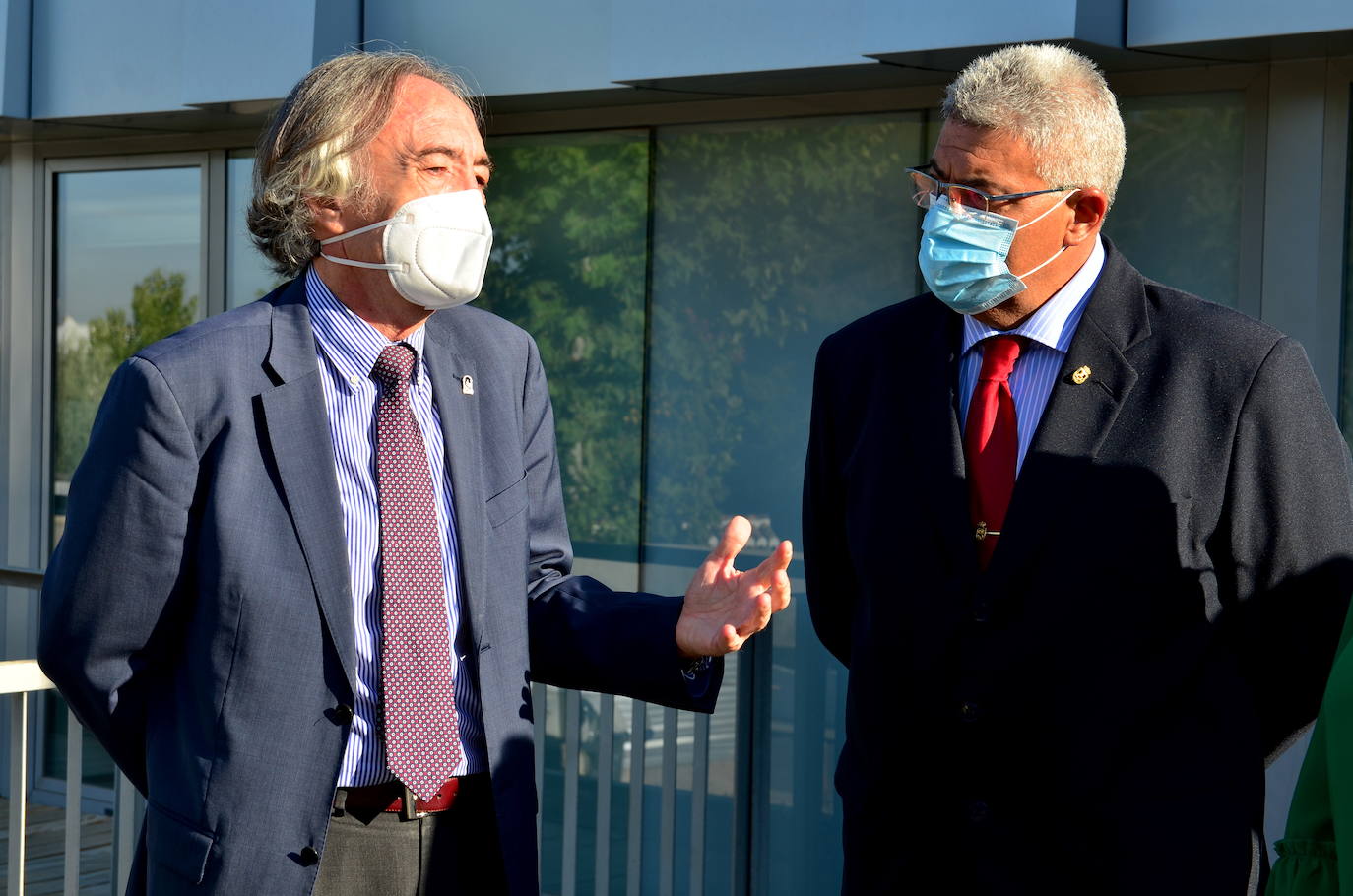 El delegado de Salud conversa con el alcalde de Huétor Vega, José Manuel Prieto.