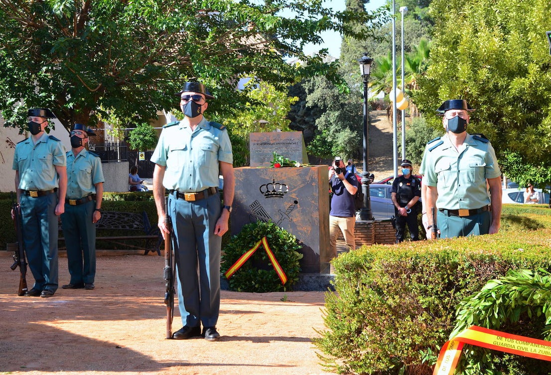 Fotos: Inauguración del monolito y la plaza en memoria del agente Arcos en Huétor Vega