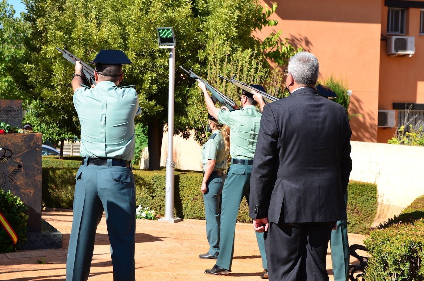Fotos: Inauguración del monolito y la plaza en memoria del agente Arcos en Huétor Vega