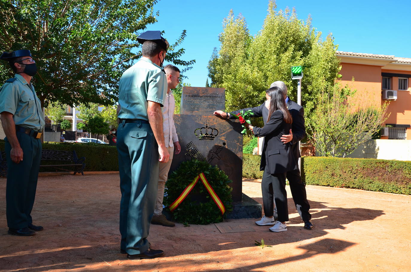 Fotos: Inauguración del monolito y la plaza en memoria del agente Arcos en Huétor Vega