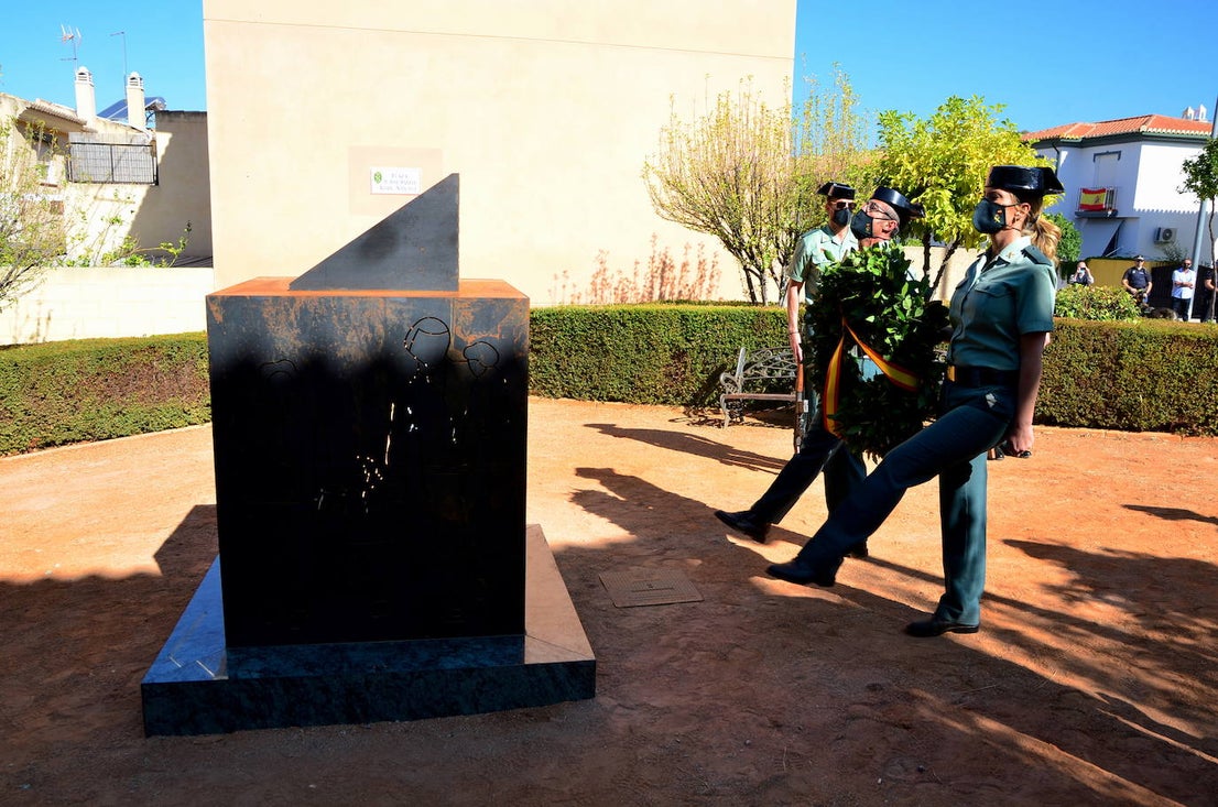 Fotos: Inauguración del monolito y la plaza en memoria del agente Arcos en Huétor Vega