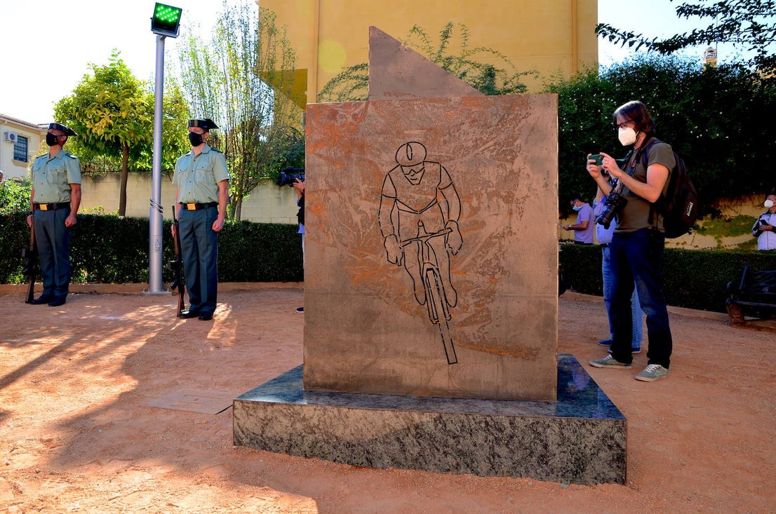 Fotos: Inauguración del monolito y la plaza en memoria del agente Arcos en Huétor Vega