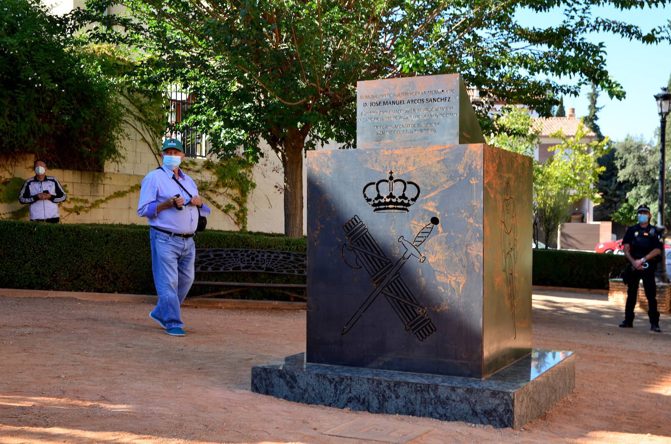 Fotos: Inauguración del monolito y la plaza en memoria del agente Arcos en Huétor Vega