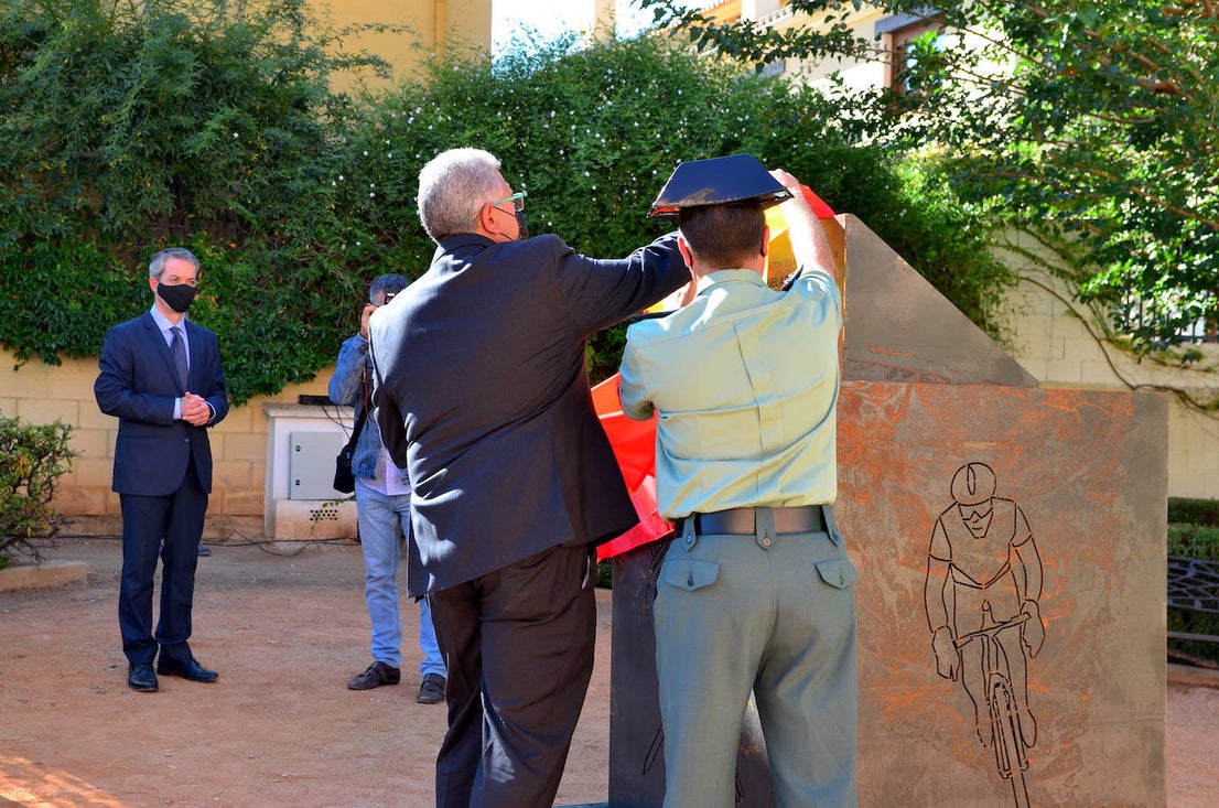 Fotos: Inauguración del monolito y la plaza en memoria del agente Arcos en Huétor Vega
