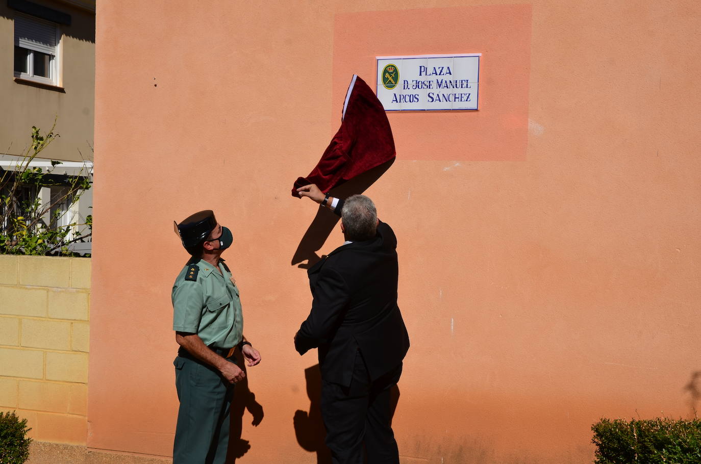 Fotos: Inauguración del monolito y la plaza en memoria del agente Arcos en Huétor Vega