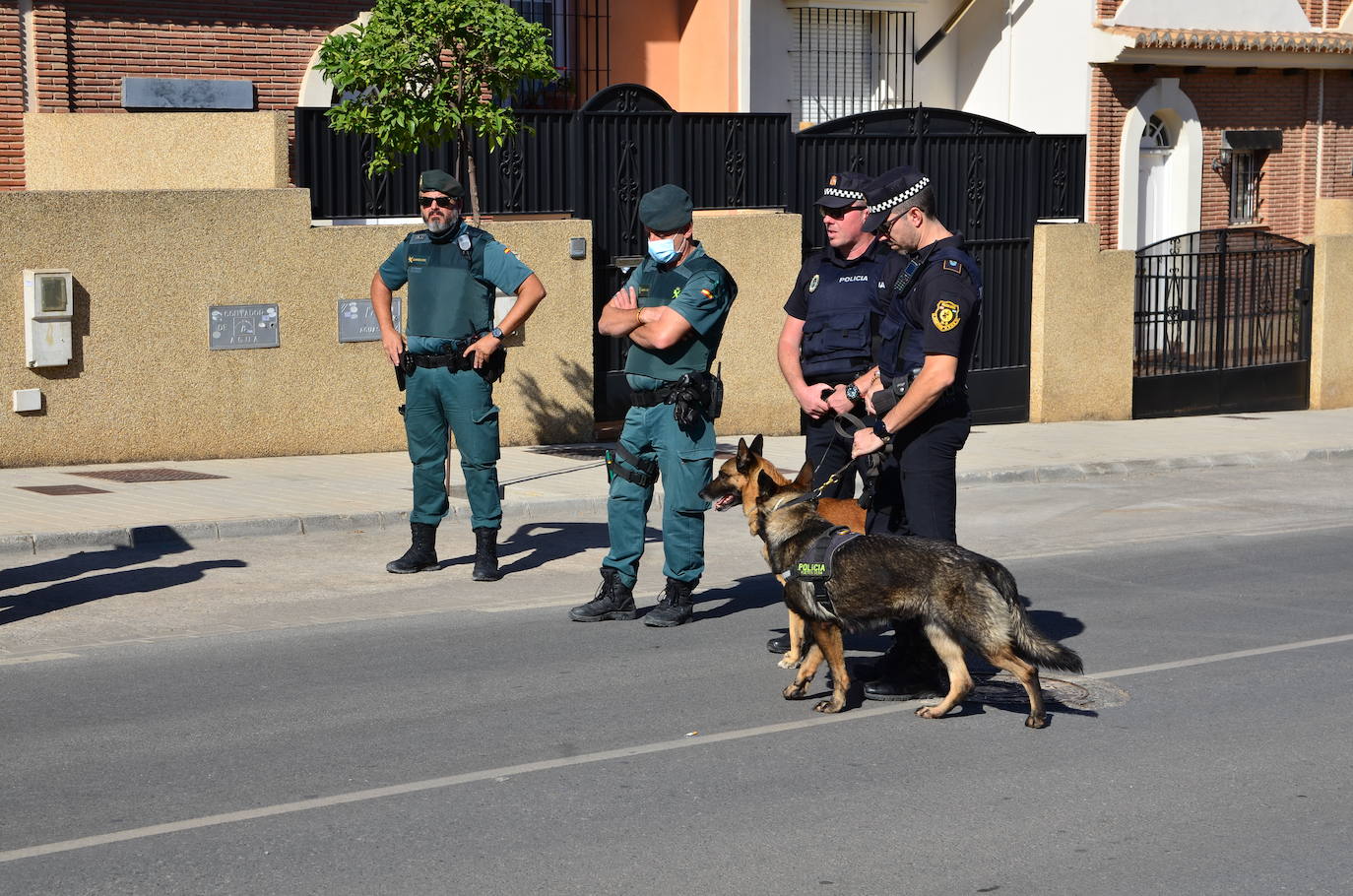 Fotos: Inauguración del monolito y la plaza en memoria del agente Arcos en Huétor Vega