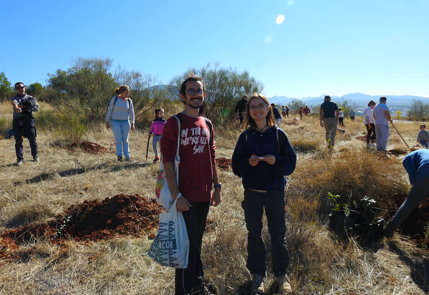 Fotos: Jornada de reforestación 'bilingüe' en Huétor Vega