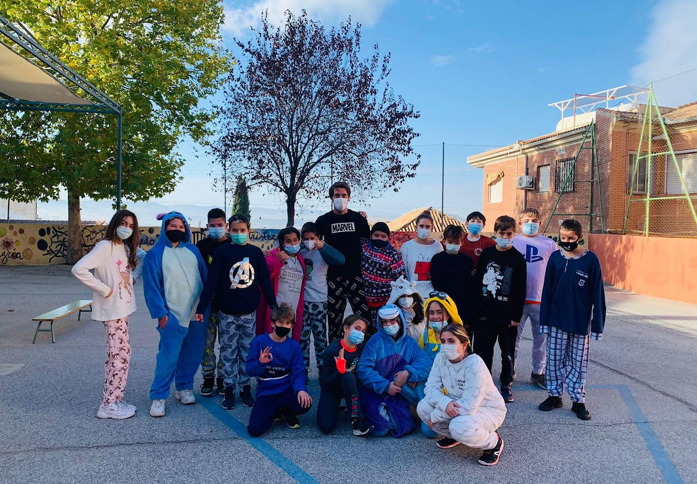 Parte del alumnado, en pijama con el director del colegio.