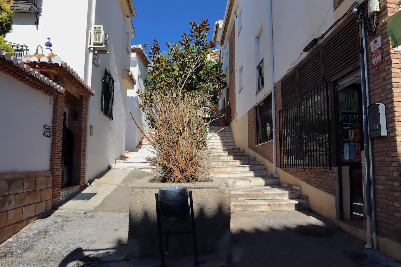 El objetivo es mejorar la accesibilidad de las escaleras, así como ampliar y adecentar las jardineras.