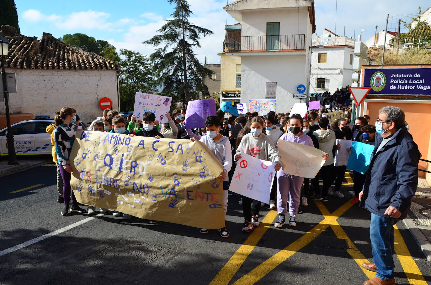 Fotos: Los estudiantes de Huétor Vega alzan la voz contra la violencia de género