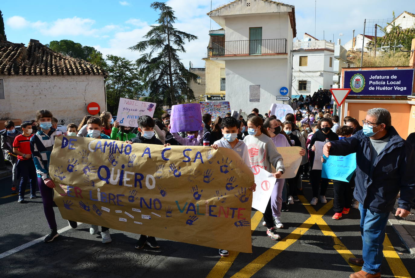 Fotos: Los estudiantes de Huétor Vega alzan la voz contra la violencia de género