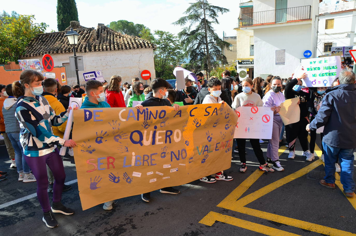 Fotos: Los estudiantes de Huétor Vega alzan la voz contra la violencia de género