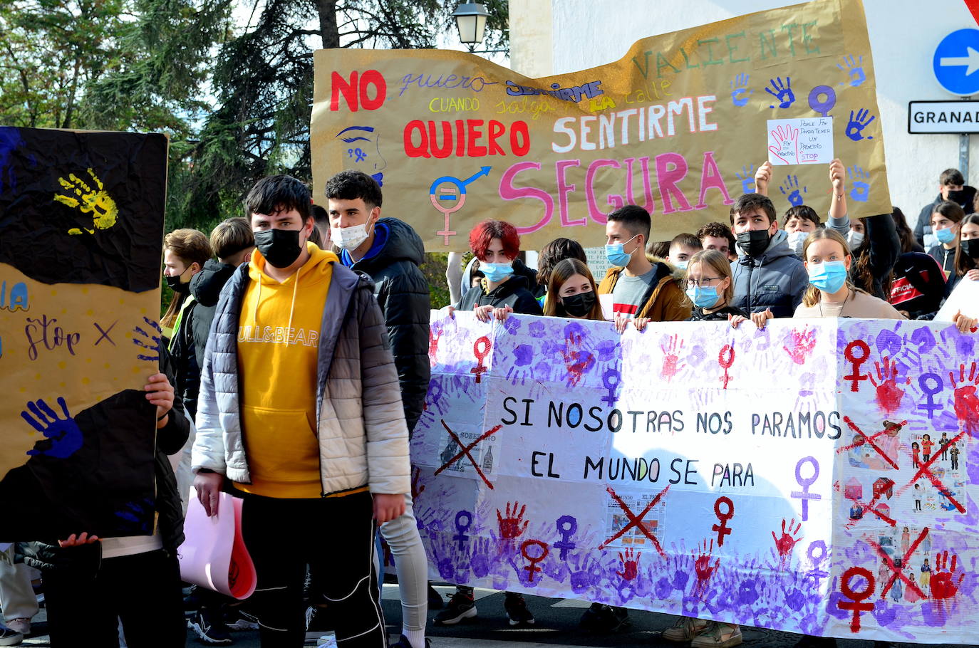 Fotos: Los estudiantes de Huétor Vega alzan la voz contra la violencia de género