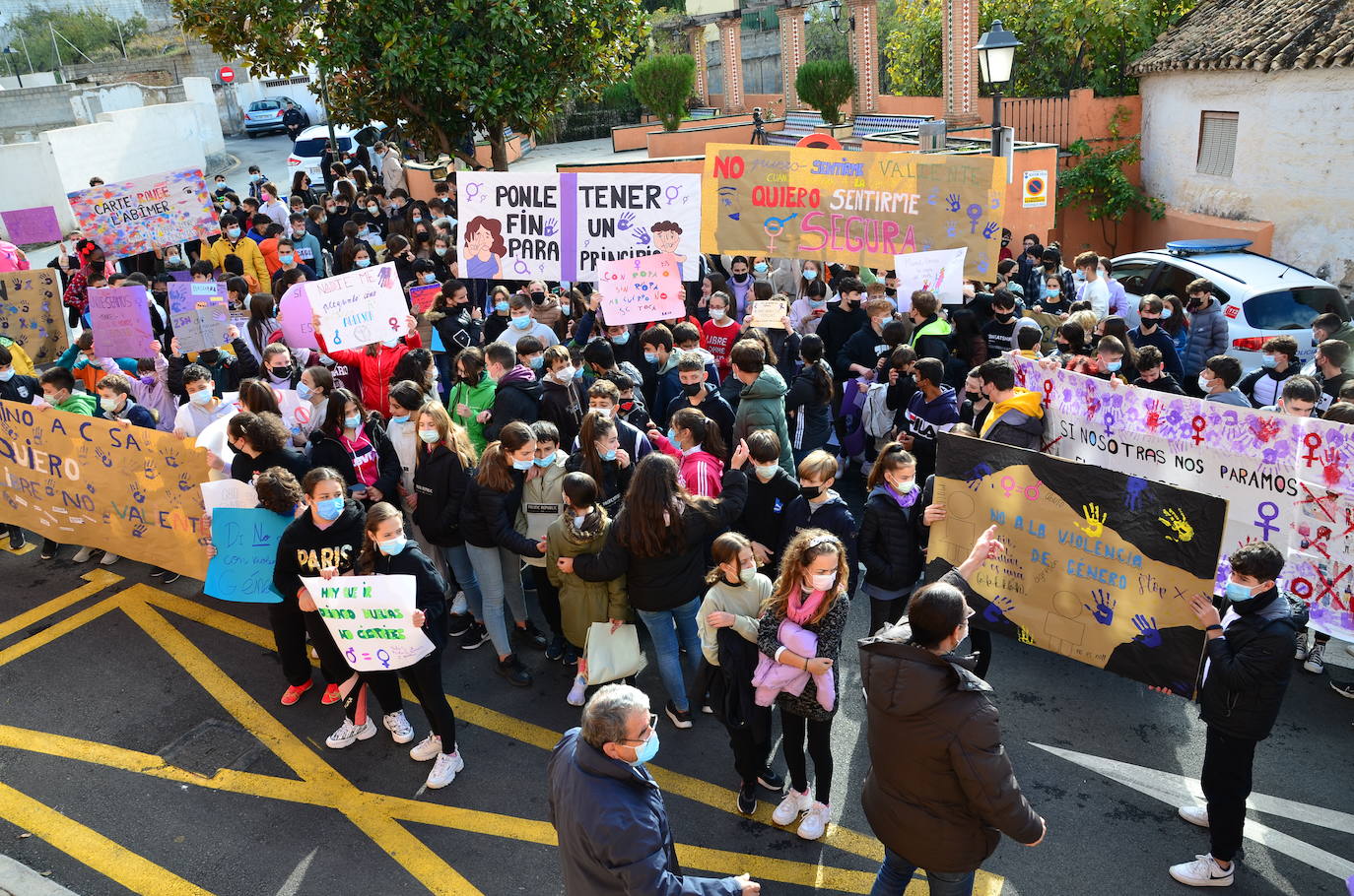 Fotos: Los estudiantes de Huétor Vega alzan la voz contra la violencia de género