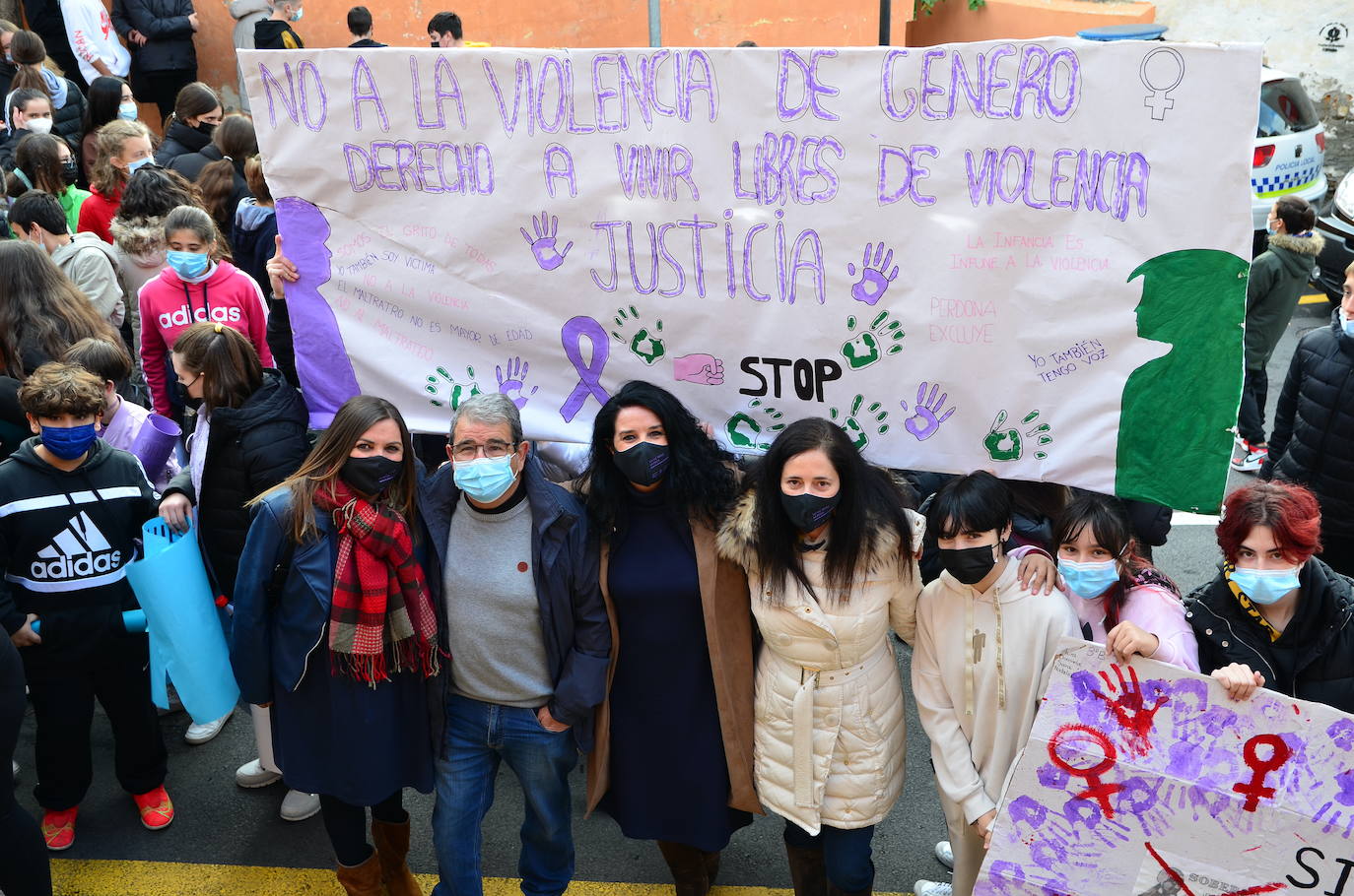 Fotos: Los estudiantes de Huétor Vega alzan la voz contra la violencia de género