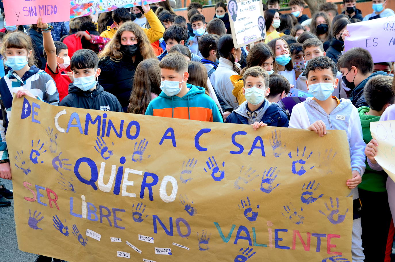 Fotos: Los estudiantes de Huétor Vega alzan la voz contra la violencia de género